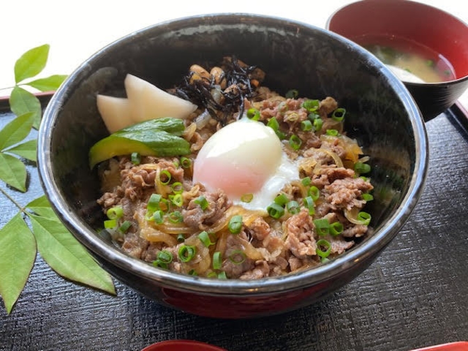 【朝食弁当付プラン】ほぐし焼き鮭の三色丼弁当or温玉とろ〜り牛丼弁当